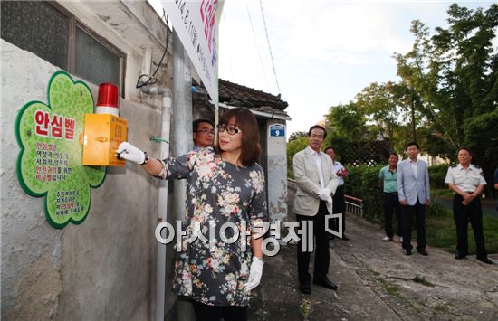 [포토]광주 동구, 안전 귀가 안심벨 설치