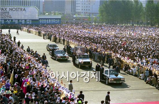 1989년 서울 여의도에서 열린 제44차 세계성체대회에 참석한 요한 바오로 2세 교황이 미사를 주도하고 있다. 사진제공=국가기록원 
