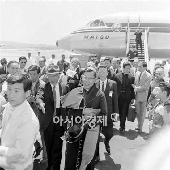 우리나라 최초로 추기경이 된 故 김수환 추기경이 1969년 서임 후 김포공항을 통해 귀국하고 있다.  