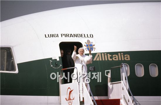 1984년 교황 최초로 한국을 방문했던 요한바오로 2세가 귀국 비행기에 올라 손을 흔들고 있다. 