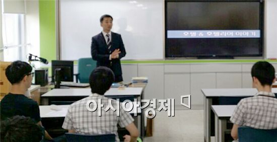 호남대학교 호텔경영학과(학과장 이희승)는 11일 순천 팔마고등학교(교장 허순행)에서 입시설명회 및 지방대학 특성화사업인 ‘한국형복합리조트인재양성사업단’ 설명회를 실시했다.   

이번 입시설명회에서는 호텔경영학과 김영현 교수가 호텔, 외식, 컨벤션 등 환대산업 전반에 걸친 대한 특강과 함께 2015학년도 호남대학교 입학전형에 대해 안내를 했다. 

또한 지방대학 특성화사업으로 선정된 ‘한국형 복합리조트인재양성사업단’에 대한 전반적인 설명과 함께 호텔경영학과의 교과과정, 비교과활동, 그리고 특성화사업에 대한 장학제도, 취업 전망 등에 관한 설명을 실시했다. 

호남대 호텔경영학과는 호남지역 최초로 개설된 호텔경영 전공학과로, 올해 지방대학 특성화사업인 ‘한국형 복합리조트인재양성사업단’에 선정돼 조리과학과, 중국어학과와 함께 5년간 국비지원사업을 추진하게 됨으로써 명실상부한 호남지역 호텔경영학과의 선두주자로 자리매김했다.