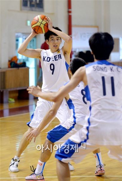 [포토]U-18 농구대표팀 전현우,'패스할까 슛할까?'