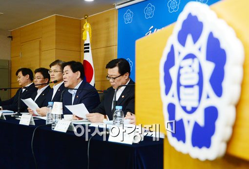 [포토]최경환 부총리 "서비스업 육성하겠다" 