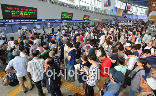 추석 기차표를 예매하기 위해 서울역에 운집한 귀성객들