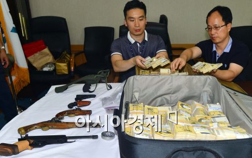 [포토]공개된 김엄마 친척집에서 발견된 돈다발과 권총