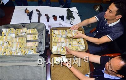 [포토]김엄마 친척집에서 발견된 권총과 현금