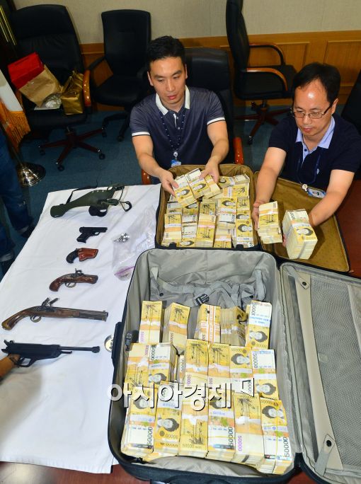 [포토]김 엄마 친척집에서 발견된 권총들과 현금