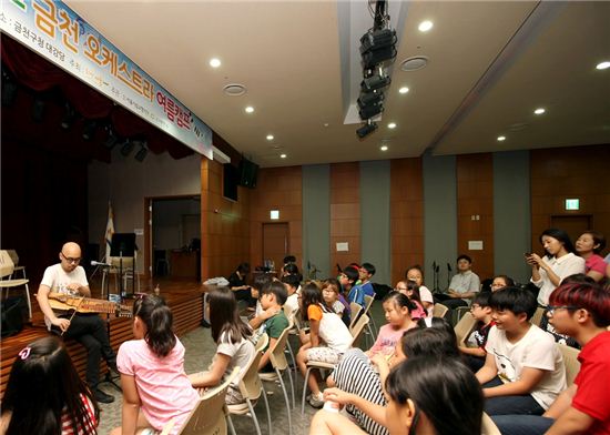 가수 하림씨가 '우리동네 예술학교 금천 오케스트라 여름캠프'에서 중세악기 니켈하르파를 연주하고 있다.