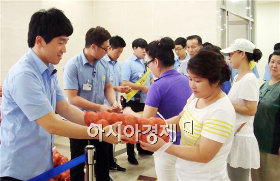 한국마사회 광주지사에서 구입한 양파를 고객들에게 무료로 나누어주고 있다.
