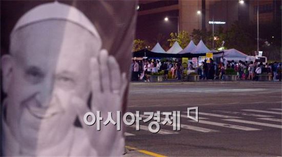프란치스코 교황 내일 한국방문 "위안부 피해자·세월호 희생자 가족 만난다"
