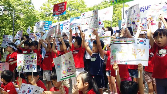 일원1동 어린이들 태극기 달기 캠페인 