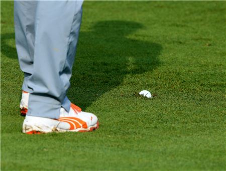 리키 파울러의 PGA챔피언십 최종 4라운드 경기 도중 페어웨이에 박힌 공. 사진=Getty images/멀티비츠 