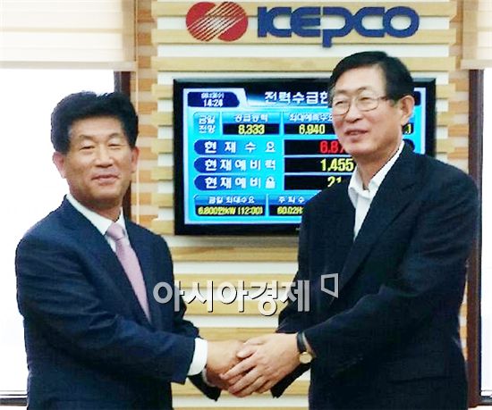 강인규 나주시장(왼쪽)이 13일 오후 조환익 한국전력공사 사장을 만나 핵심사업 조속추진을 건의하고 있다.
