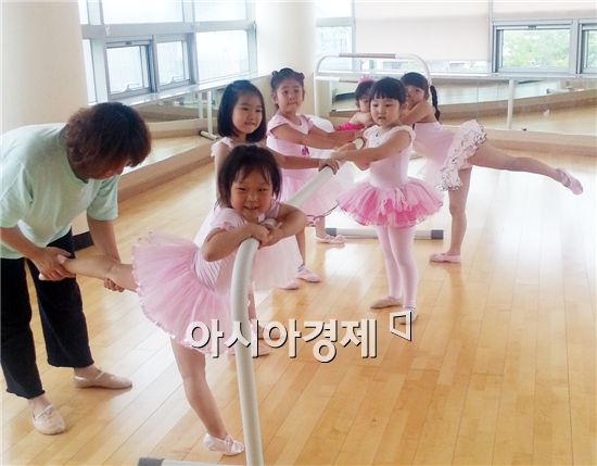 곡성군 문화센터 강좌에서 어린이들이 발레를 배우고있다.