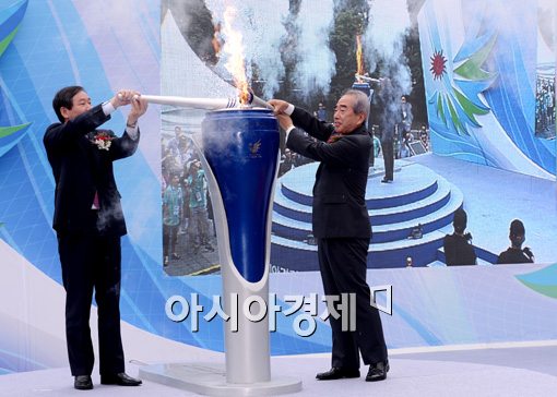 [포토]AG 성화 합화하는 유정복 시장과 김영수 위원장