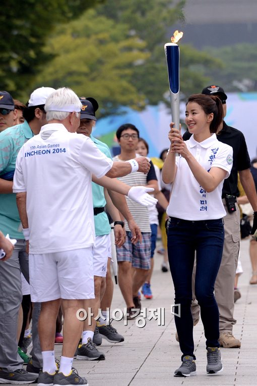 [포토]두 번째 성화 봉송주자에게 전달하는 이시영