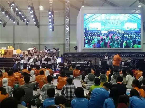 '천주교 아시아 청년대회' 개막미사 때 펼쳐진 축하공연 모습