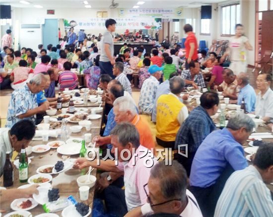 장흥군 대덕읍 새마을부녀회(회장 김선희)는 장수 활력을 위해 13일 복날을 맞아 대덕읍청년회, 천관농협 등 지역사회단체·봉사단체와 함께 복달임 잔치를 가졌다.
