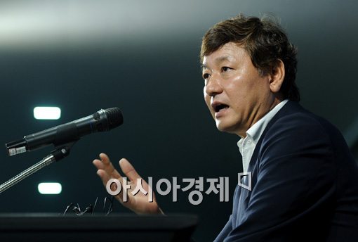 [포토]이광종 감독,'AG 축구대표팀 명단을 발표합니다'