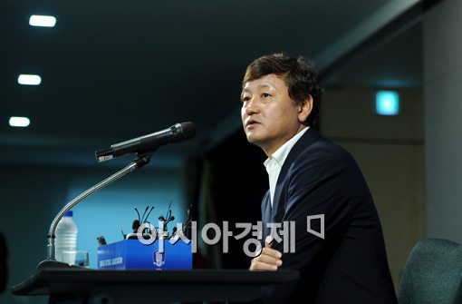 [포토]기자회견하는 AG 축구대표팀 이광종 감독