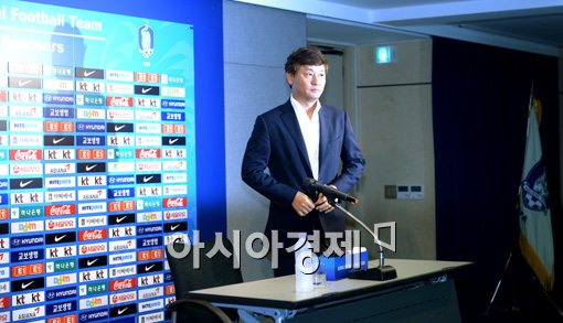 [포토]회견장 들어서는 이광종 감독