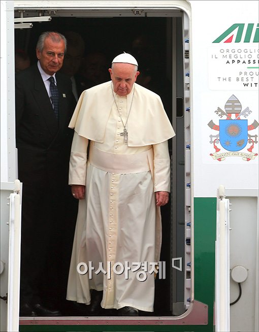 [포토]한국 도착한 프란치스코 교황