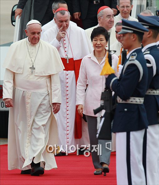 [포토]박근혜 대통령과 나란히 걷는 프란치스코 교황