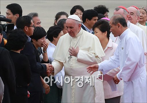[포토]세월호 유가족과 악수하는 프란치스코 교황
