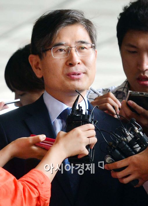 [포토]취재진들의 질의에 답하는 김재윤 의원