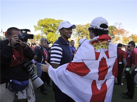 2012년 라이더컵 당시 로리 매킬로이(오른쪽)의 유럽팀 우승을 축하해주고 있는 타이거 우즈. 사진=PGA투어닷컴 