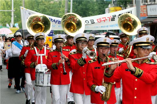 [포토]강남구, 광복절 축제 퍼레이드 펼쳐  