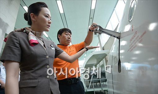 [포토]비상시 당황하지 않고 항공기 문 열기