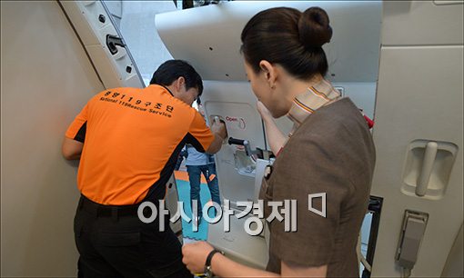 [포토]승무원에게 교육받는 소방공무원