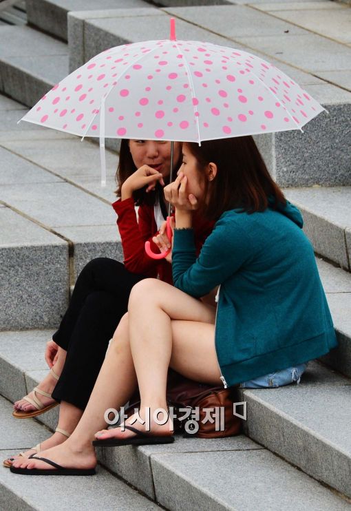 [포토]우산쓰고 계단에서 이야기 꽃