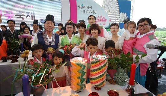 14일 무안연꽃축제 개막식에서 각 읍면을 대표한 9쌍의 노부부가 무안 향교 김인석 전교의 주례로 금혼식을 치른 가운데 한 가족이 기념사진을 찍으며 행복해 하고 있다.  