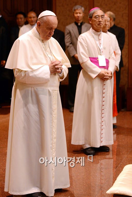 [포토]두 손 모으고 기도하는 프란치스코 교황 