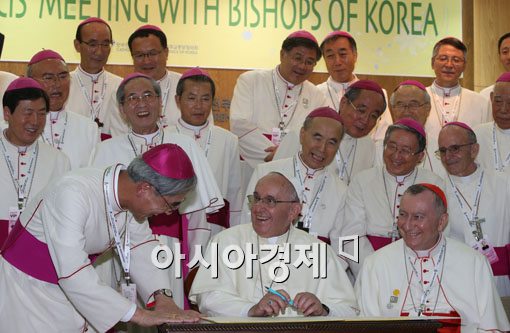 [포토]프란치스코 교황과 한국주교단의 웃음 가득한 만남 
