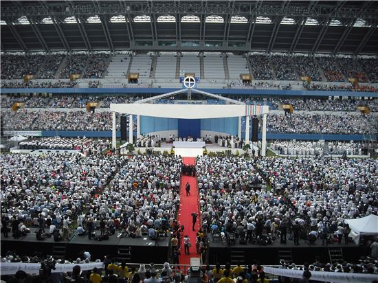 15일 대전월드컵경기장에서 프란치스코 교황이 집전하는 '성모승천대축일' 미사의 현장.