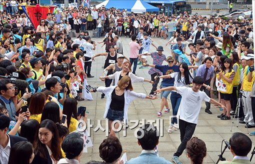 [포토]광복절 축하 퍼포먼스