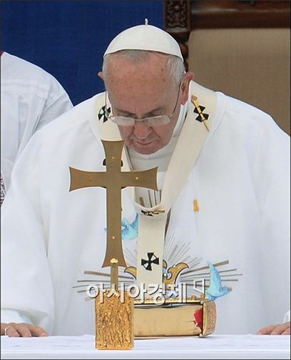 ▲ 프란치스코 교황이 15일 대전월드컵경기장에서 '성모승천대축일' 미사를 진행하고 있다. 