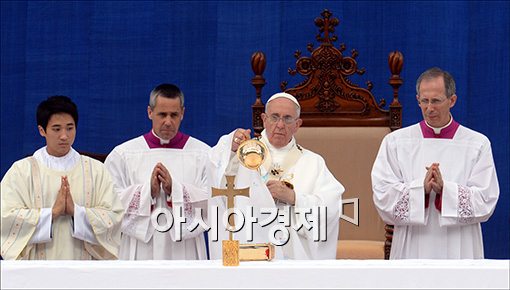 [포토]'성모승천대축일미사' 집전하는 프란치스코 교황