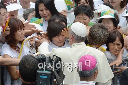 [포토]세월호 유가족 위로하는 프란치스코 교황