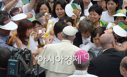 '노란 리본' 교황, 세월호 유가족에 '묵주 선물'