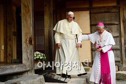 [포토]헌화하는 프란치스코 교황