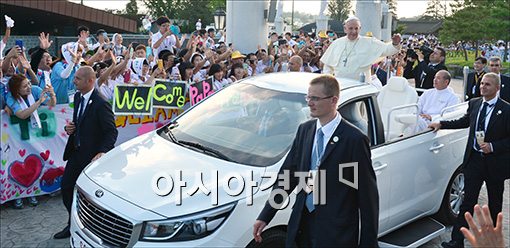 [포토]환영받는 프란치스코 교황