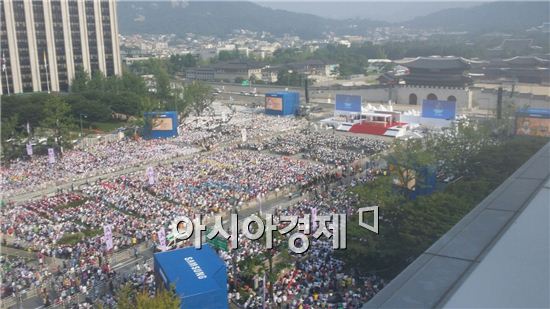 16일 서울 광화문 광장에 프란치스코 교황 시복식을 보기 위해 100만여명의 시민이 모였다.