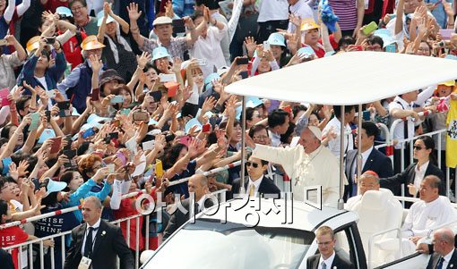 [포토]밝은 웃음으로 손 흔드는 프란치스코 교황 