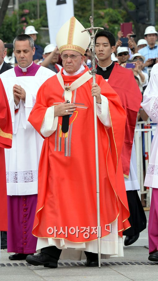 [포토]프란치스코 교황, 순교 상징하는 적색 제의 입고 