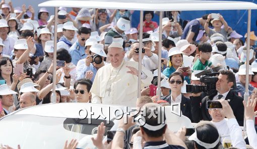 [포토]카퍼레이드하는 프란치스코 교황 