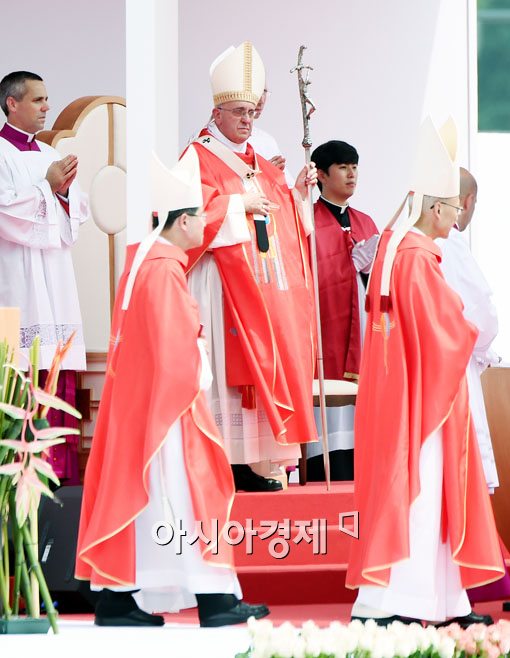 [포토]신도들 바라보는 프란치스코 교황 